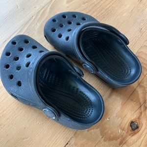 Bundle - two pair baby crocs size 4 (black and navy)